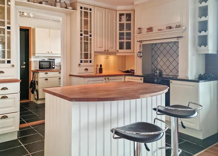 7 Bedroom Awesome In Semesterbostad Tjorhom