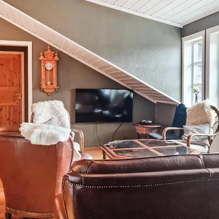 בית נופש 7 Bedroom Awesome In Tjorhom
